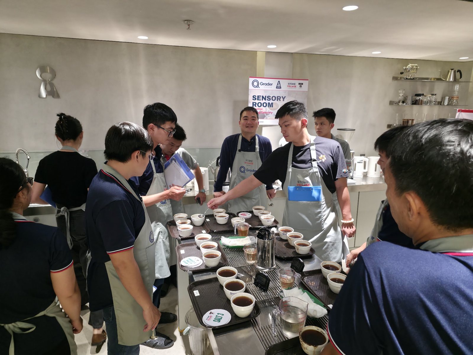 Cả nhóm học viên quanh bàn cupping ngày 4