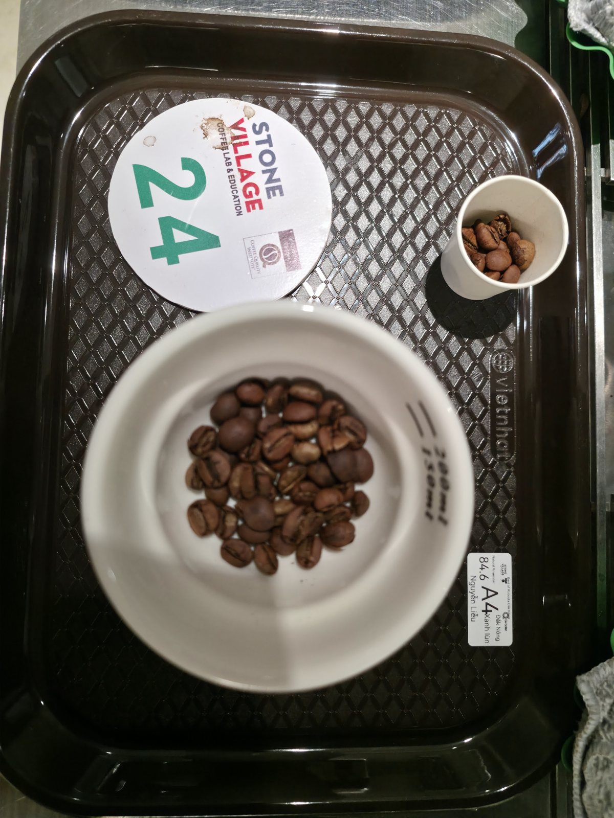 Chén hạt Robusta rang đặt cạnh thẻ số 24