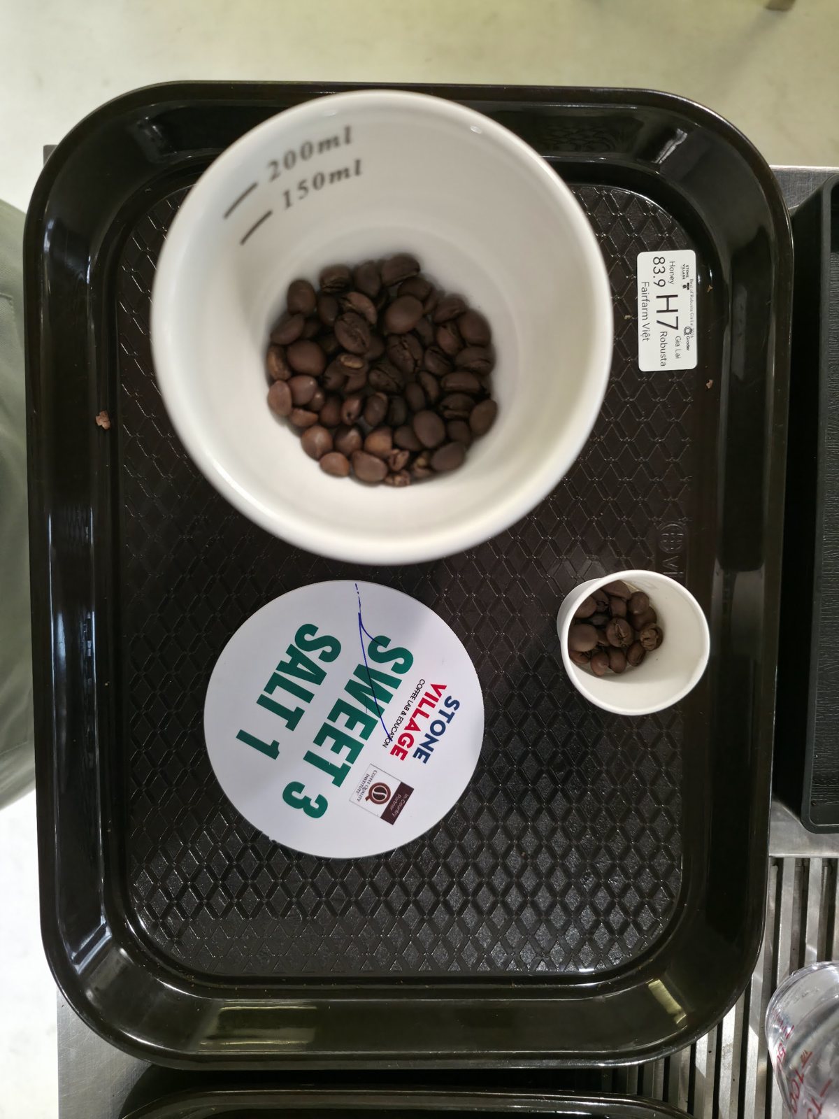 Chén hạt Robusta đã rang trên khay có thẻ mã