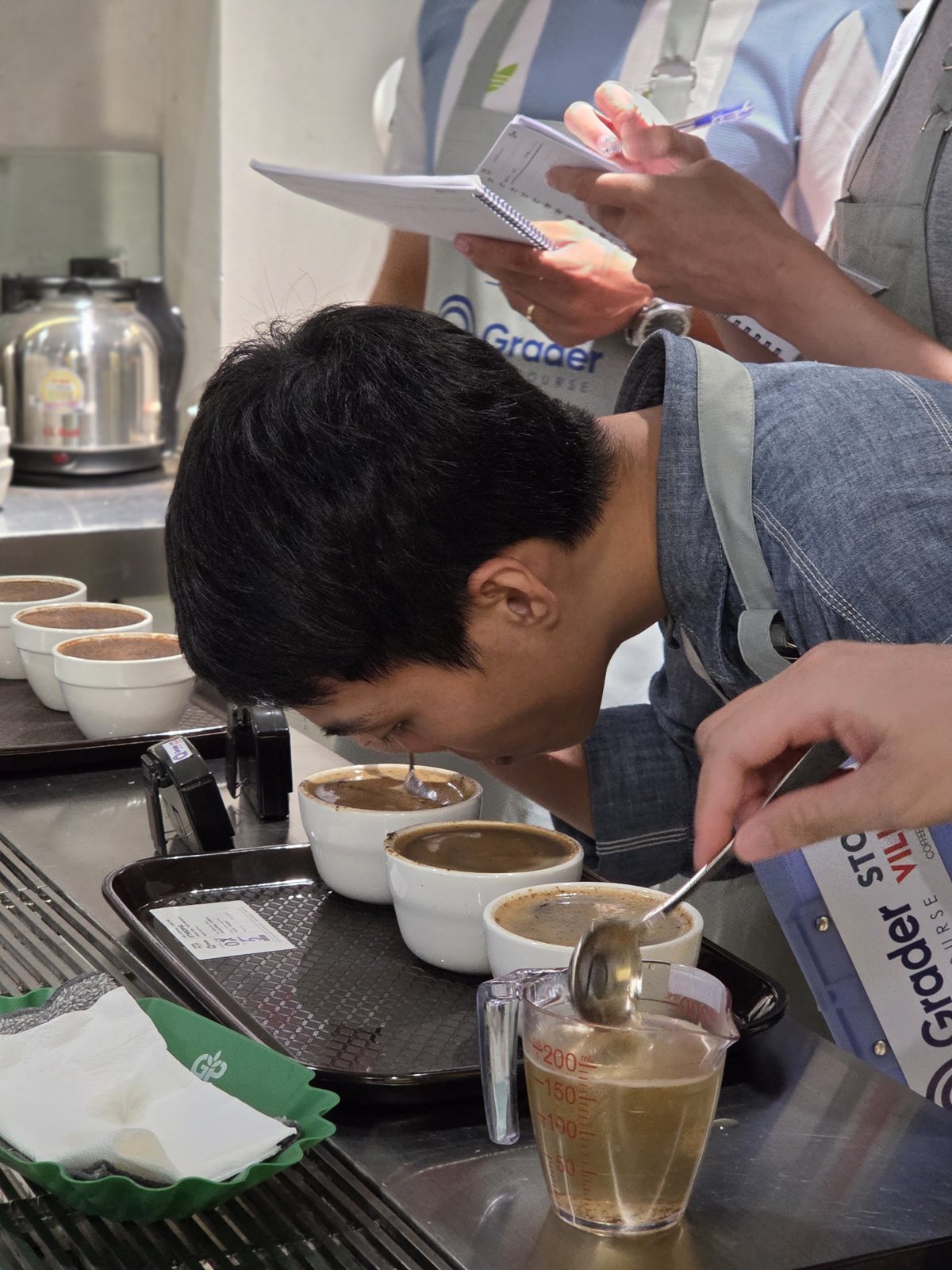 Học viên nếm mẫu bằng thìa cupping
