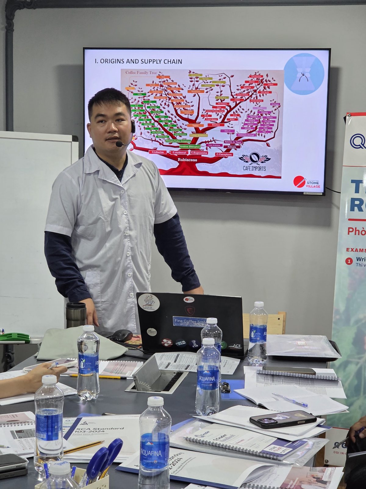 Giảng viên trình bày slide nguồn gốc và chuỗi cung ứng cà phê