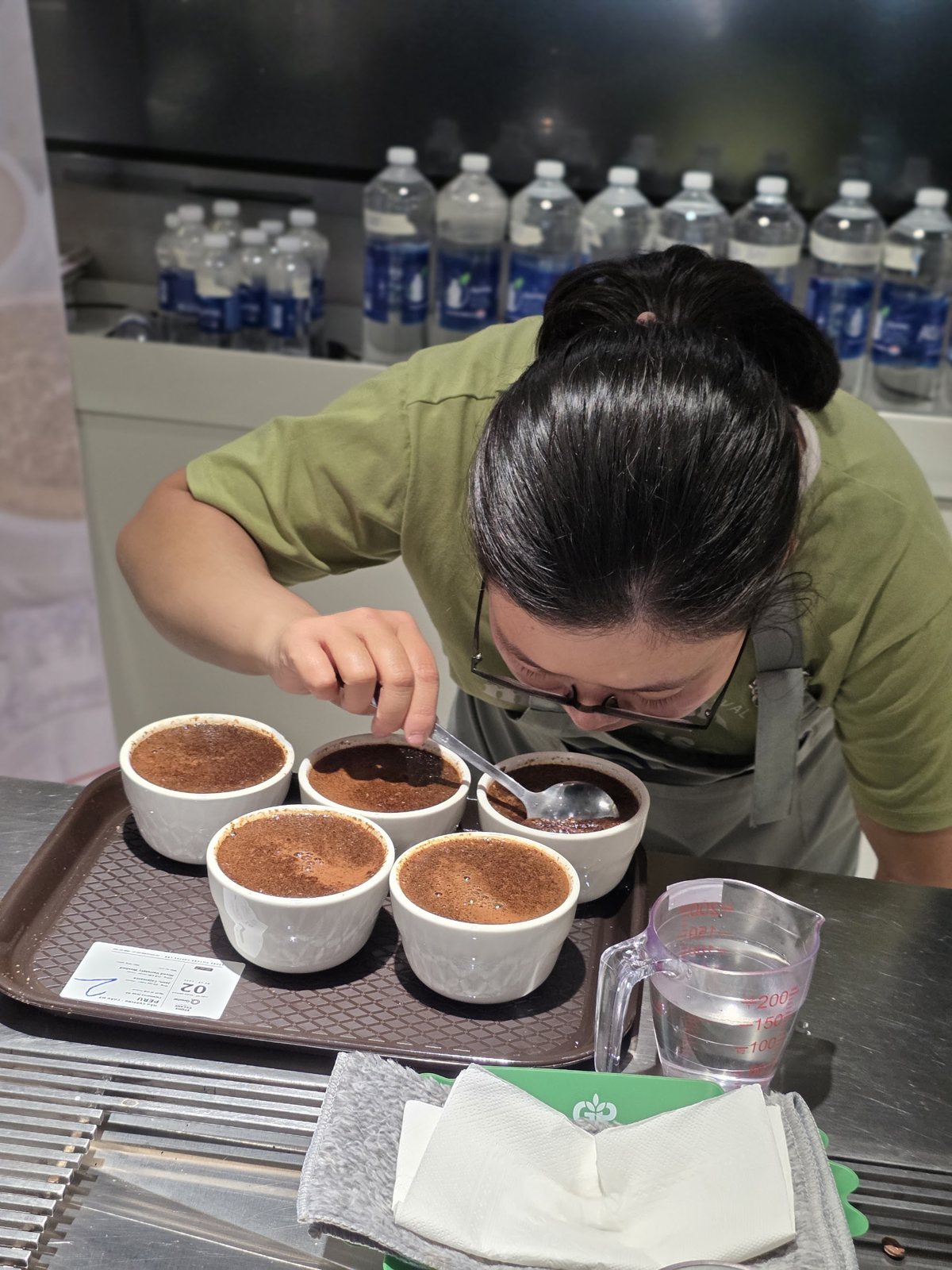 Học viên phá váng chén mẫu cupping bằng thìa