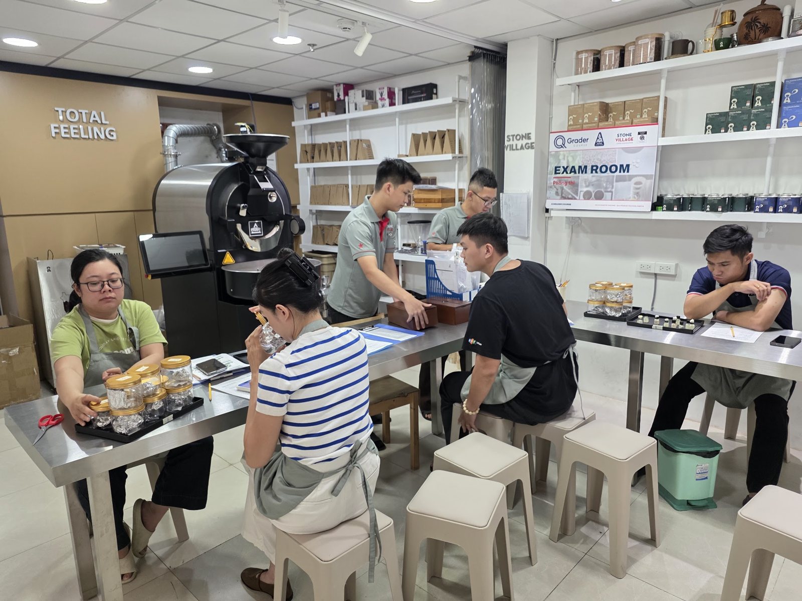 Học viên ngồi làm bài tại các bàn trong phòng thi