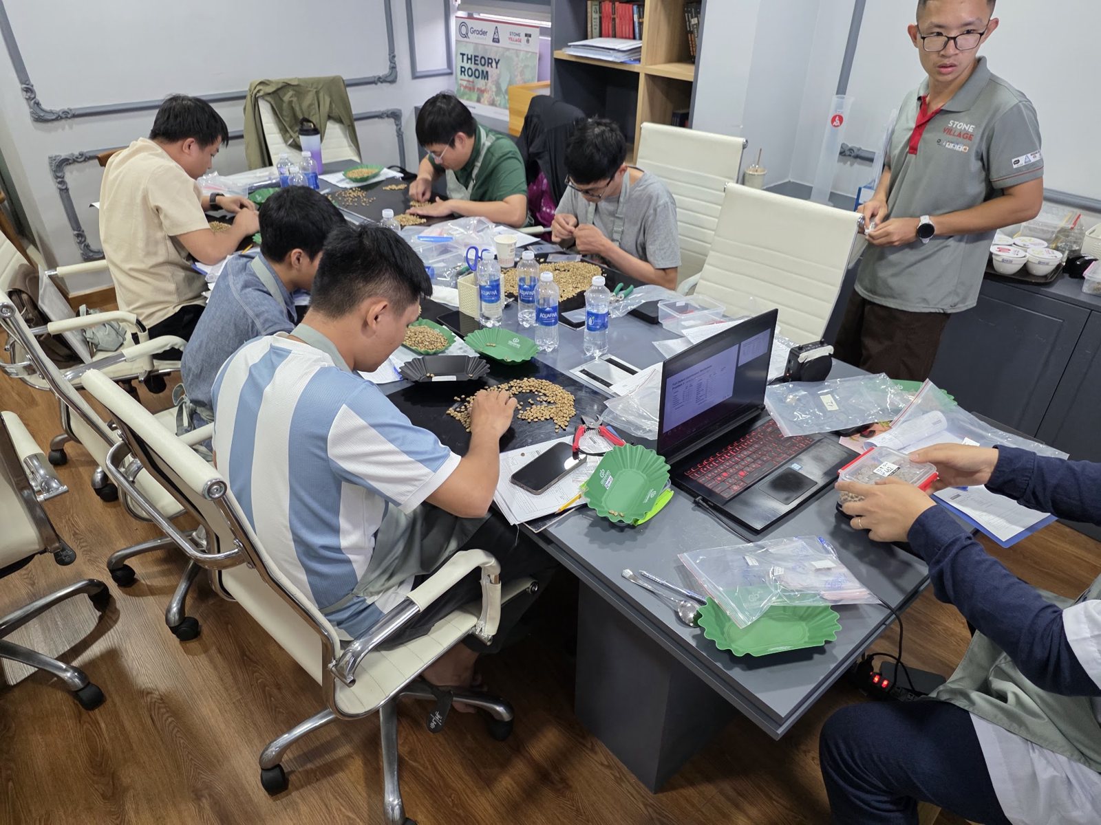 Học viên làm bài thi trong phòng thứ hai