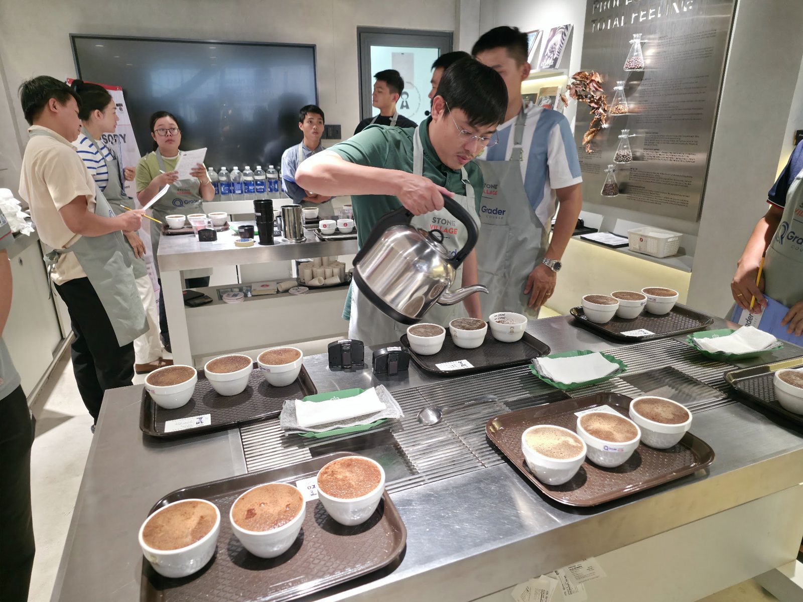 Học viên rót nước vào các chén cupping trên bàn nhóm