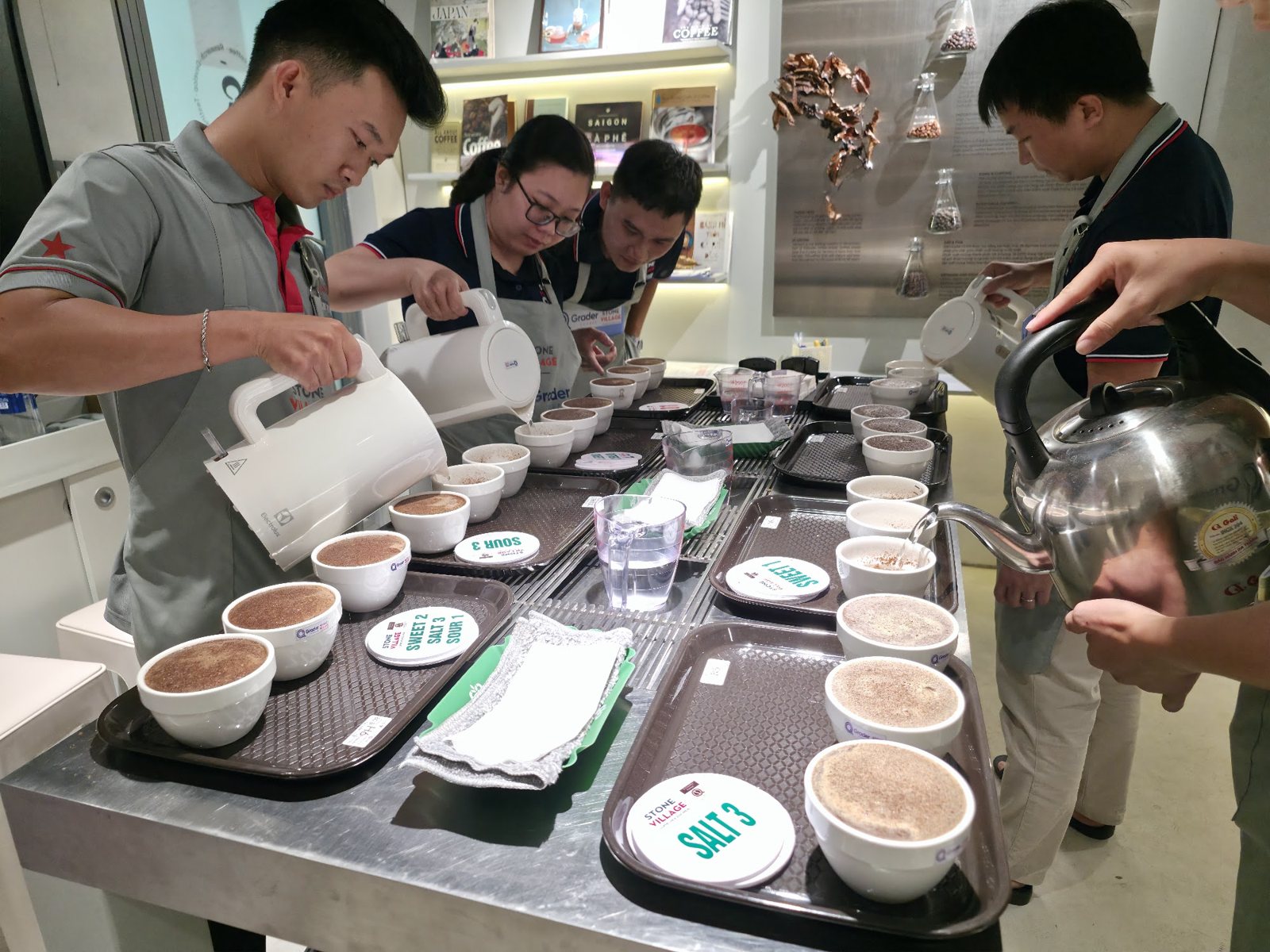 Học viên rót nước vào các chén cupping Robusta