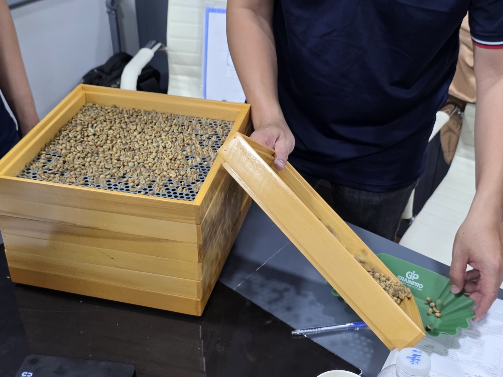 Học viên dùng bộ sàng gỗ để phân cỡ hạt nhân xanh