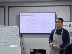 Giảng viên trình bày slide Common Roast Defects trong phòng lý thuyết