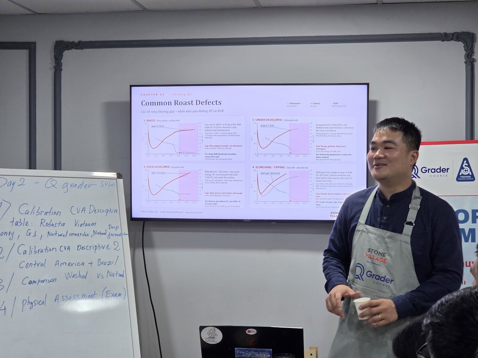 Giảng viên trình bày slide Common Roast Defects trong phòng lý thuyết