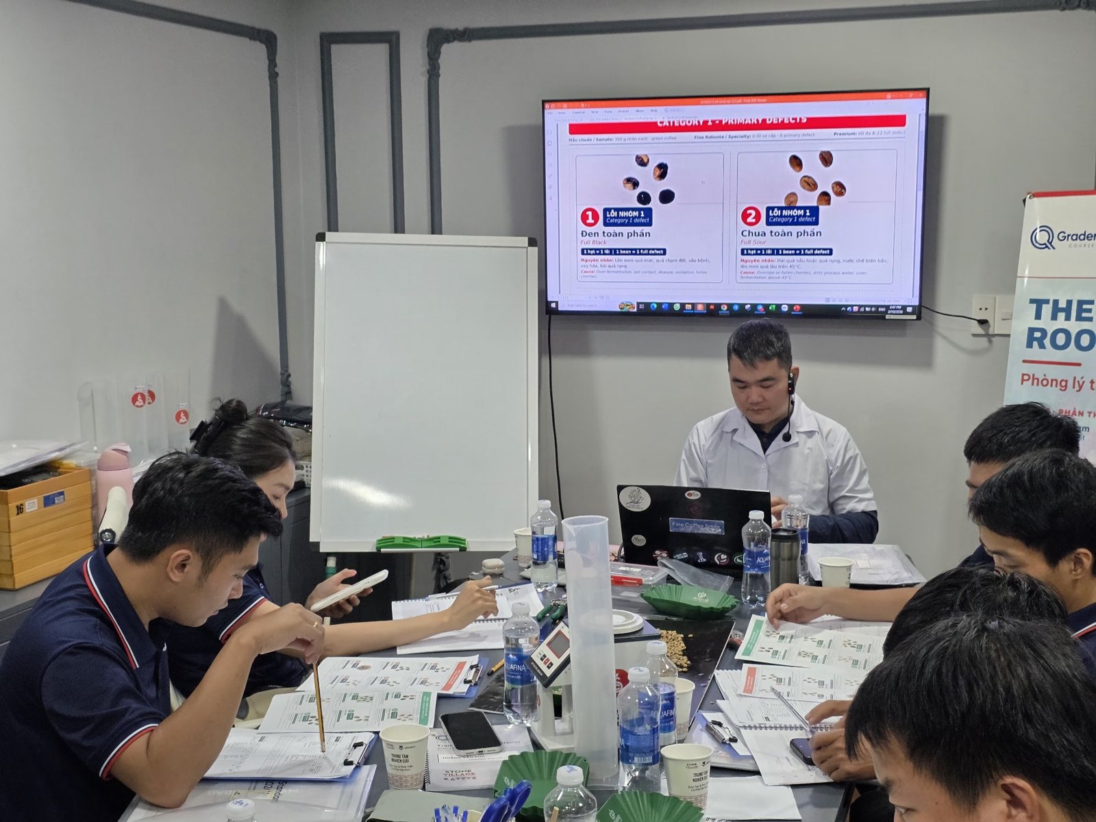 Giảng viên trình bày slide phân loại lỗi nhân xanh