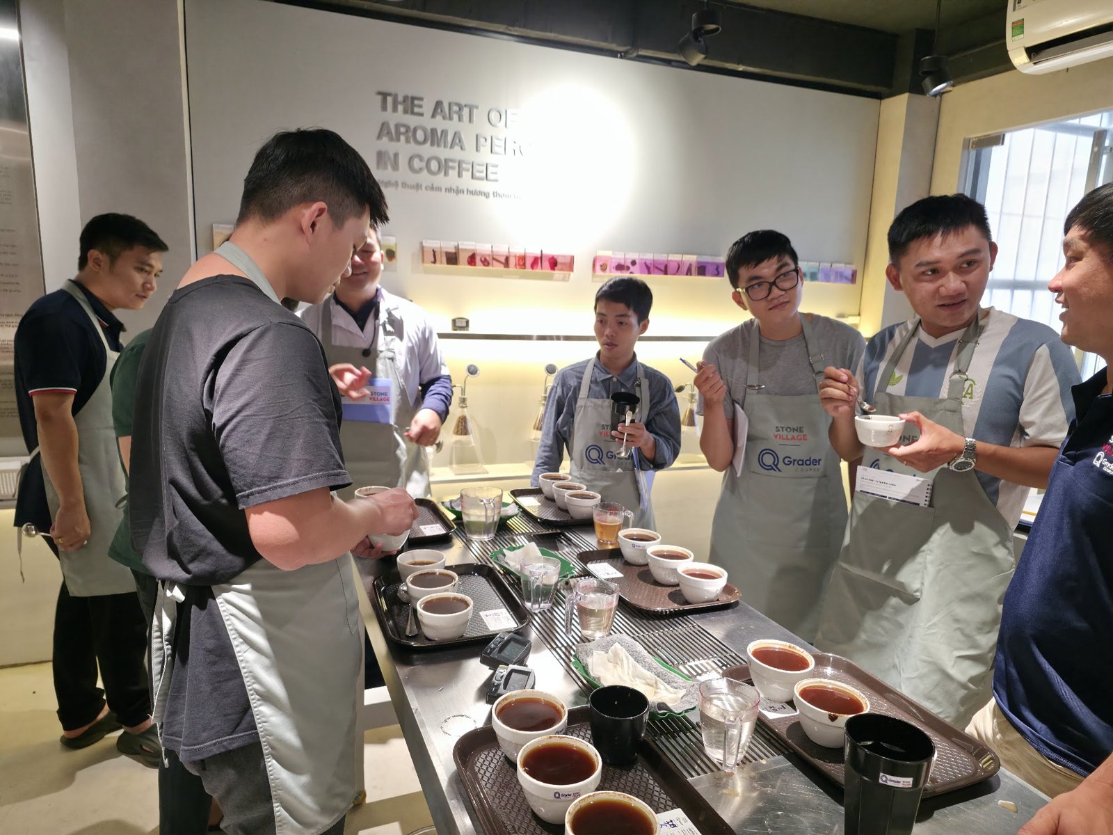 Nhóm học viên thảo luận kết quả quanh bàn cupping