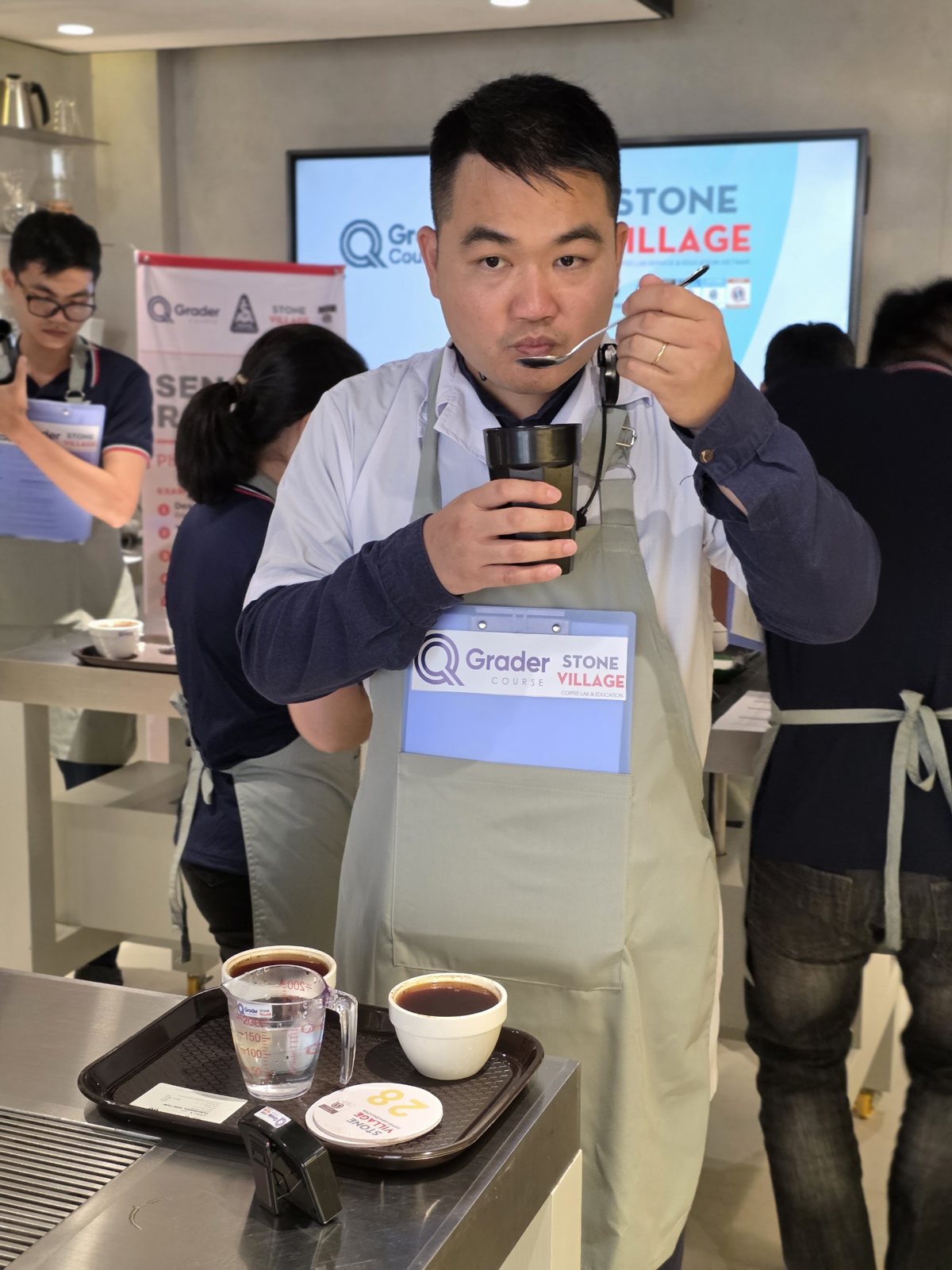 Thầy Nguyễn Văn Hòa nếm mẫu cupping cùng lớp Q Grader