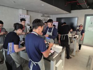 Học viên khóa Q Grader làm bài thi đánh giá mô tả trong phòng Sensory Room