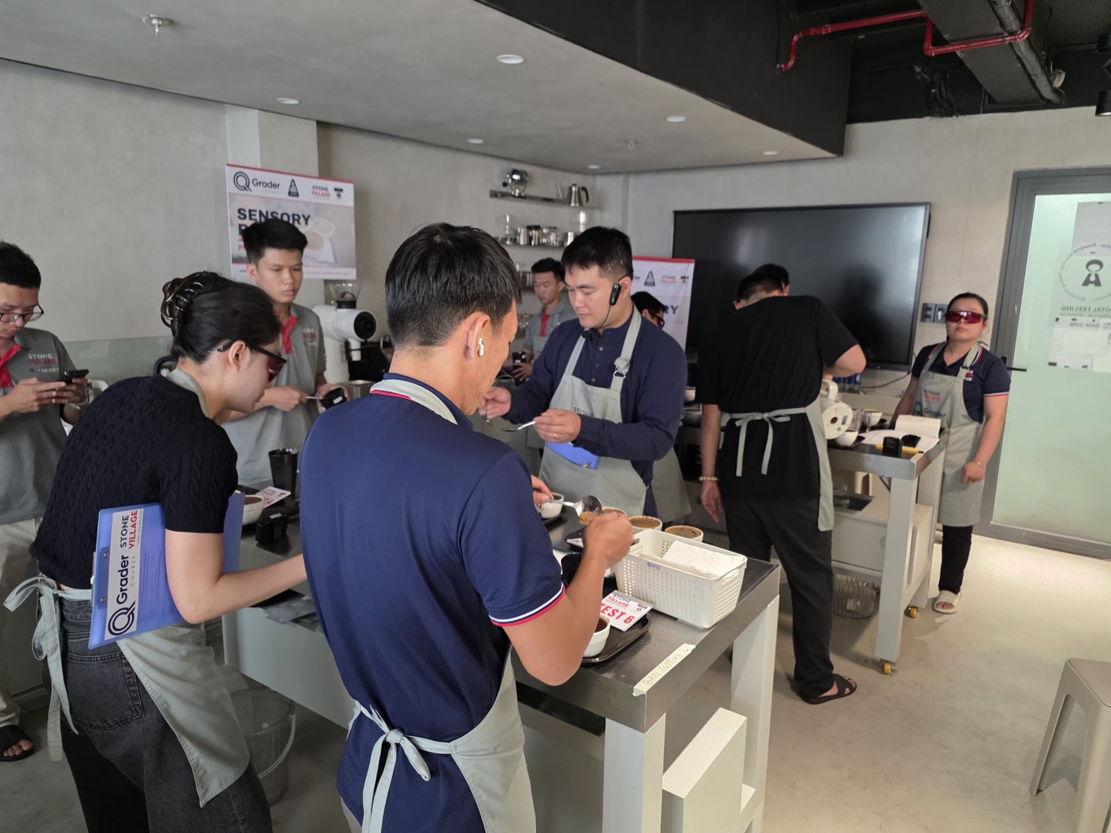 Học viên khóa Q Grader làm bài thi đánh giá mô tả trong phòng Sensory Room