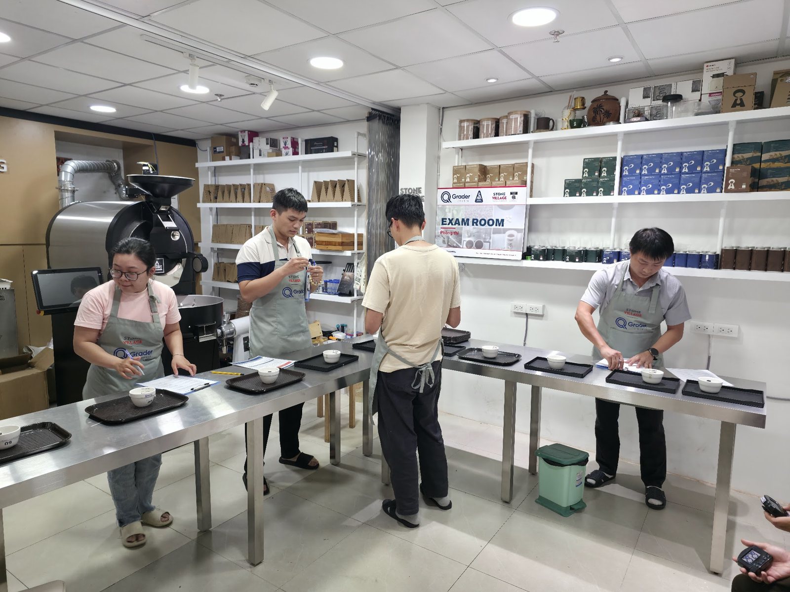 Học viên làm bài thi nhóm mùi trong phòng Exam Room