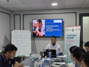 Giảng viên trình bày slide Multi-Perspective Cupping trong lớp Q Grader