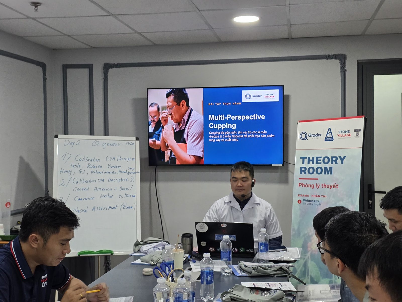 Giảng viên trình bày slide Multi-Perspective Cupping trong lớp Q Grader