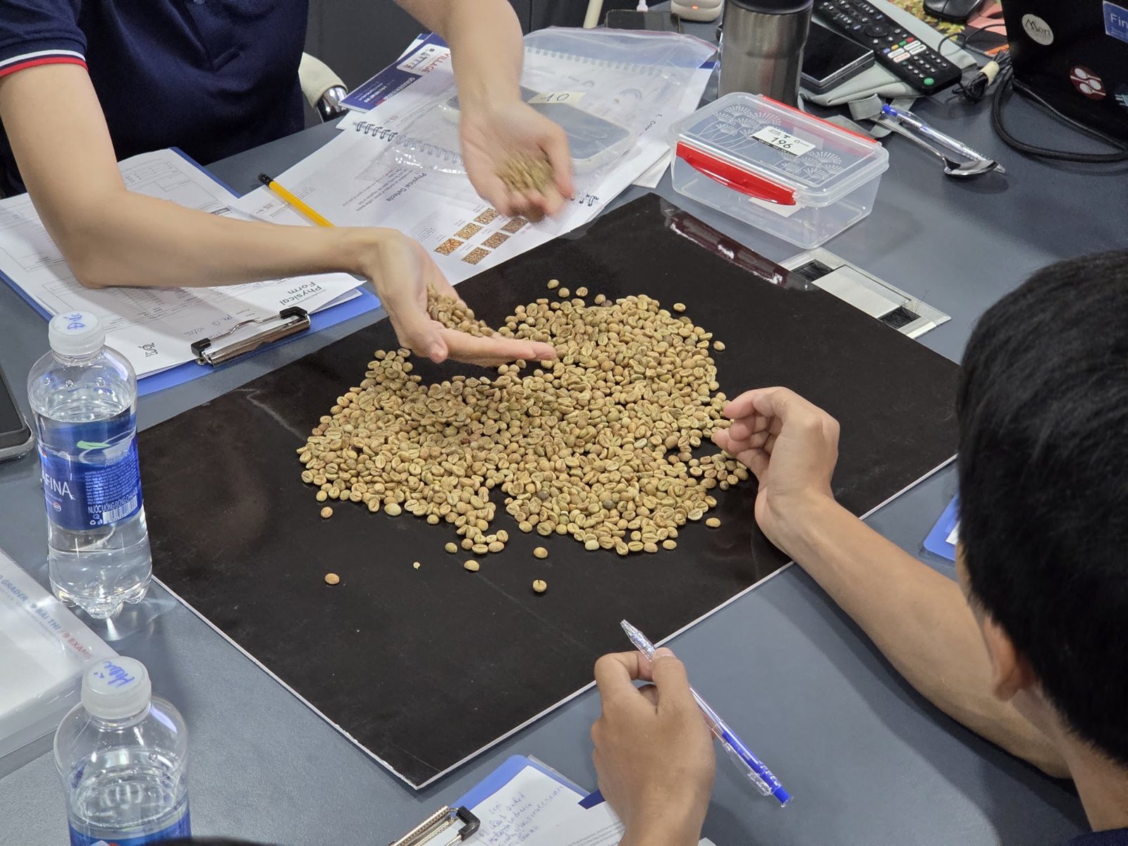 Học viên trải mẫu nhân xanh lên tấm nền đen để soi lỗi