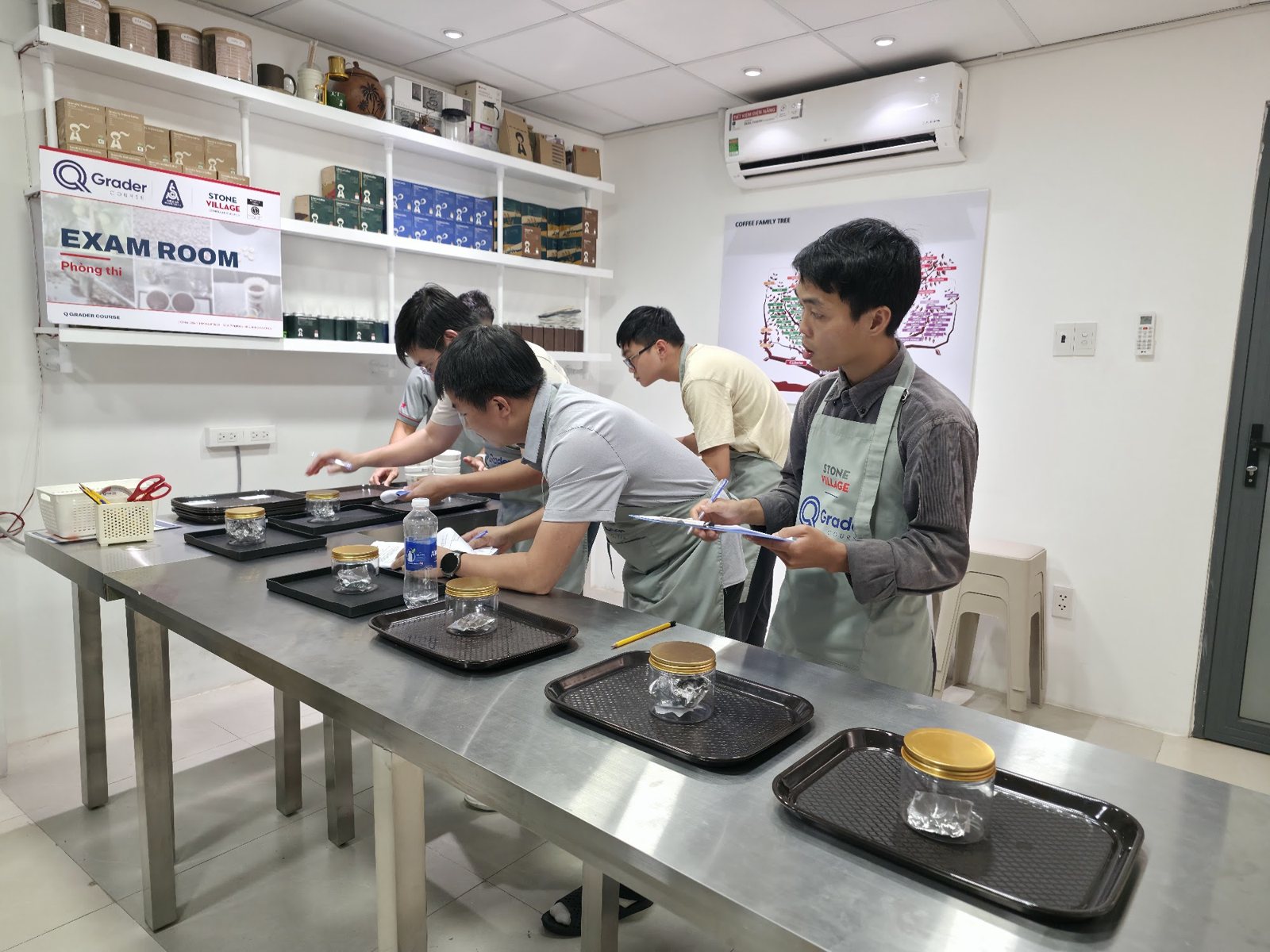 Học viên cảm nhận hương các hũ mẫu tại trạm thi nhóm mùi
