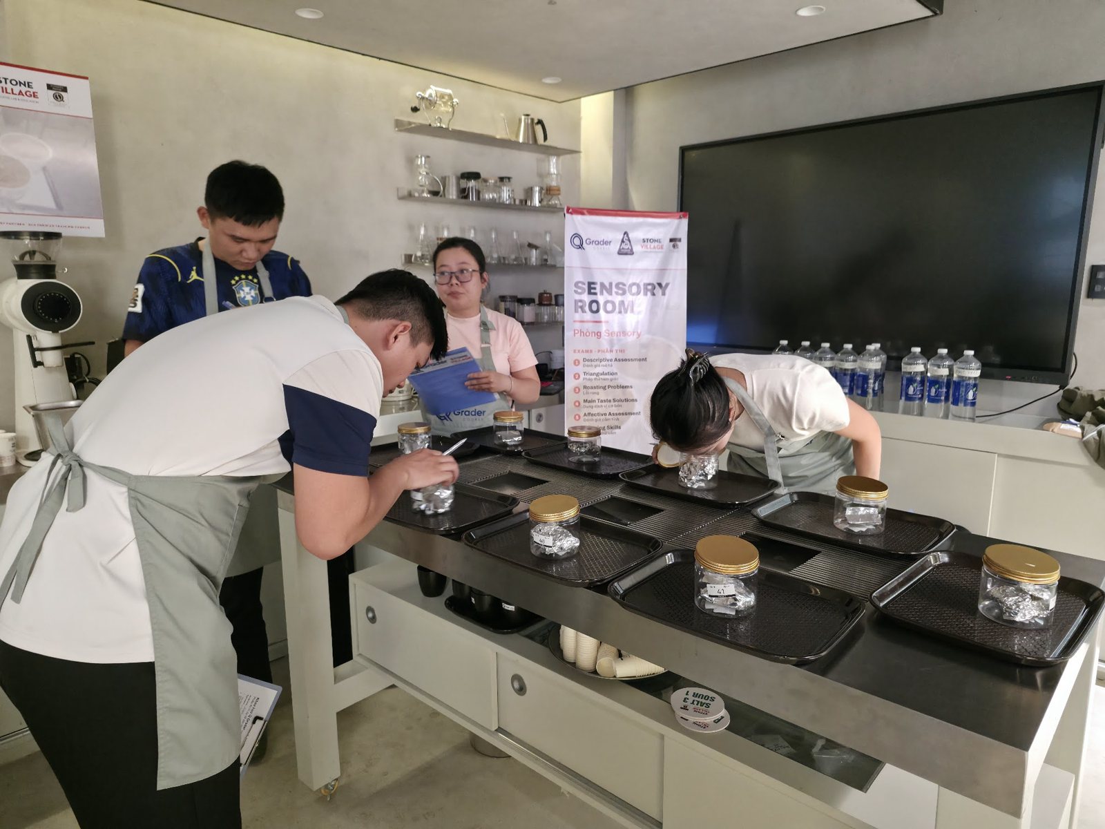 Học viên làm bài tại trạm thi nhóm mùi