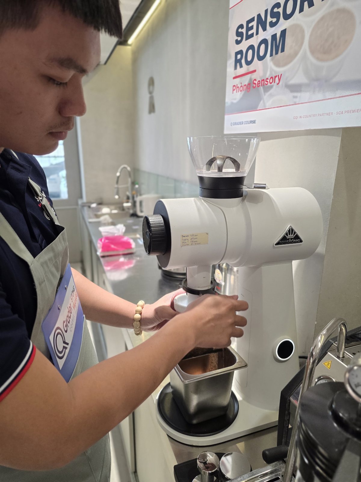 Học viên xay mẫu cupping bằng máy xay trong phòng Sensory Room
